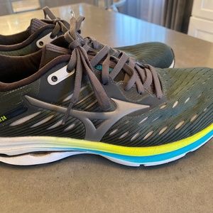 MIZUNO WOMEN'S WAVE RIDER 24 Size 9